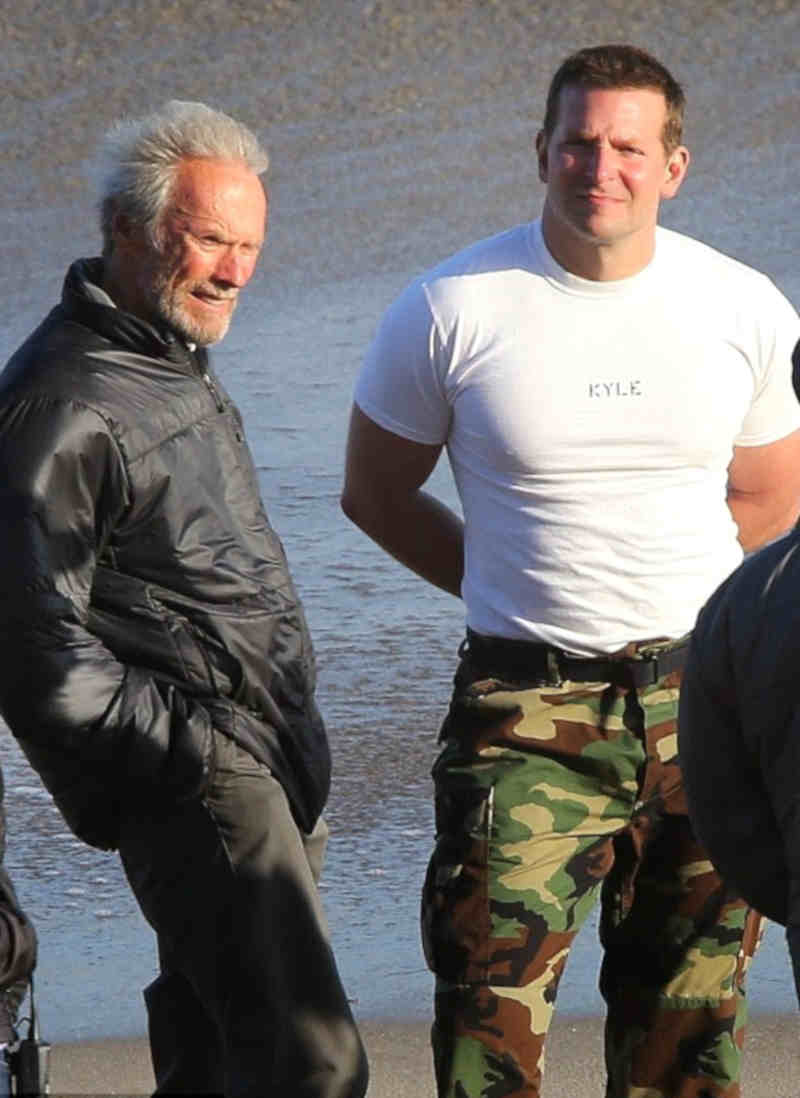 Bradley sul set di "American Sniper" assieme all'ottantaquattrenne Clint Eastwood